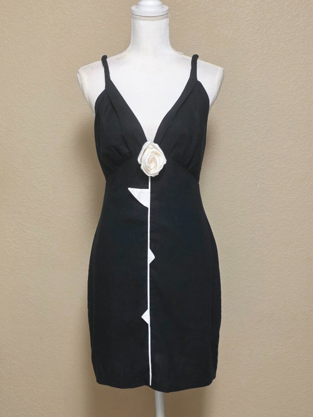 FARM Rio Rose Pipe Detail Sleeveless Linen Blend Sheath Minidress - Picture 3 of 15